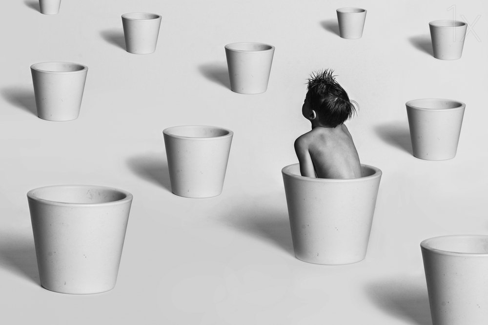 Un enfant parmi des pots blancs - Karim Aboukelela