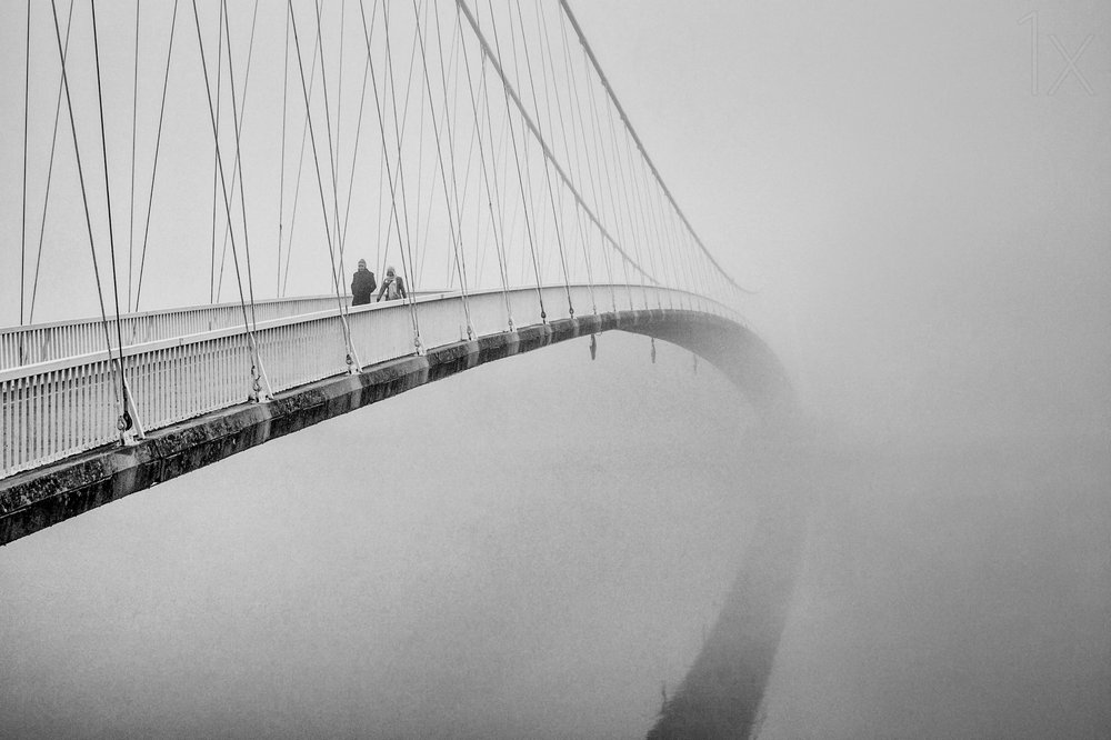 Des gens sur un pont brumeux - Krunoslav Nevistic