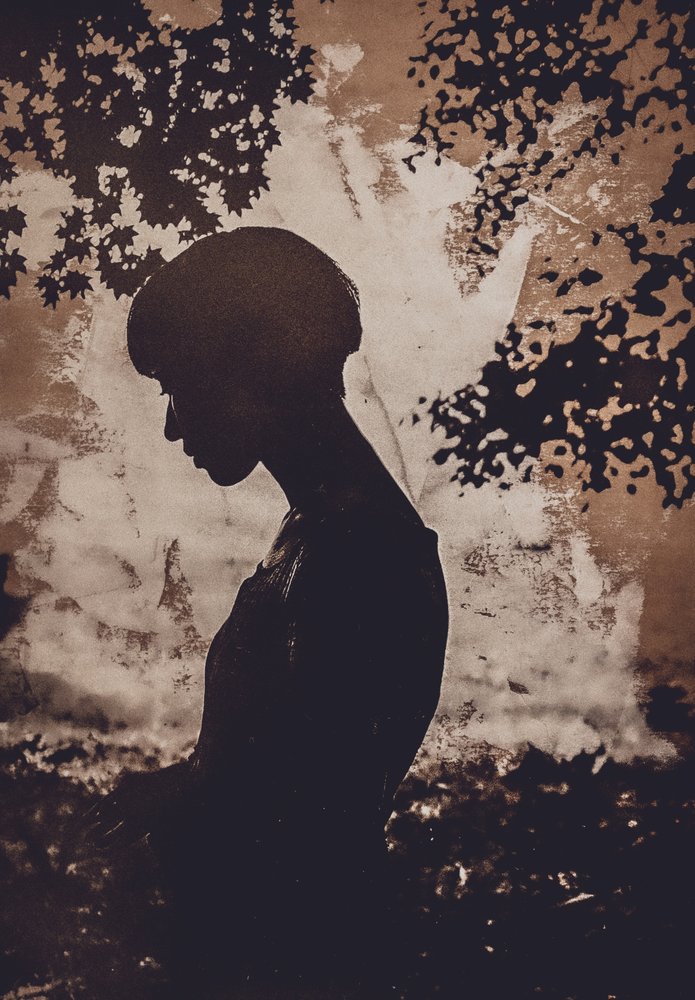 Silhouette de femme pensive - Kurosaki Sangan