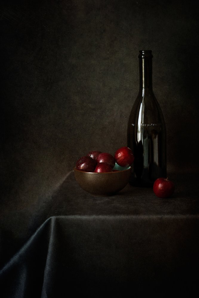 Nature morte aux prunes et à la bouteille - Lenka