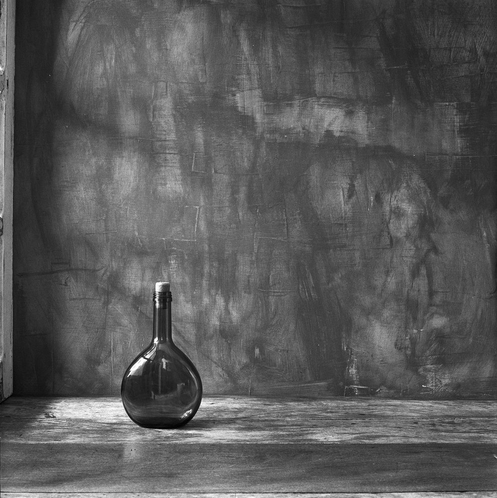 Bouteille en verre foncé, sans étiquette - Luiz Laercio