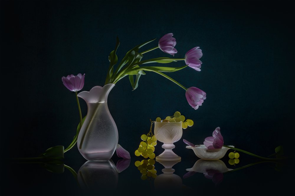 Tulipes et raisins lumineux - Lydia Jacobs