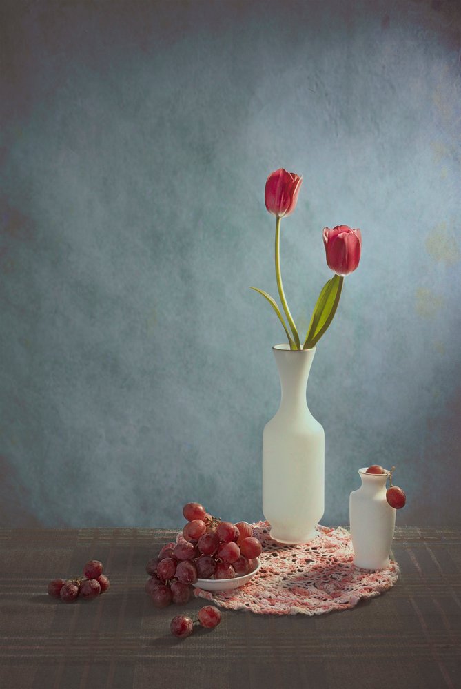 Tulipes rouges et raisins - Lydia Jacobs