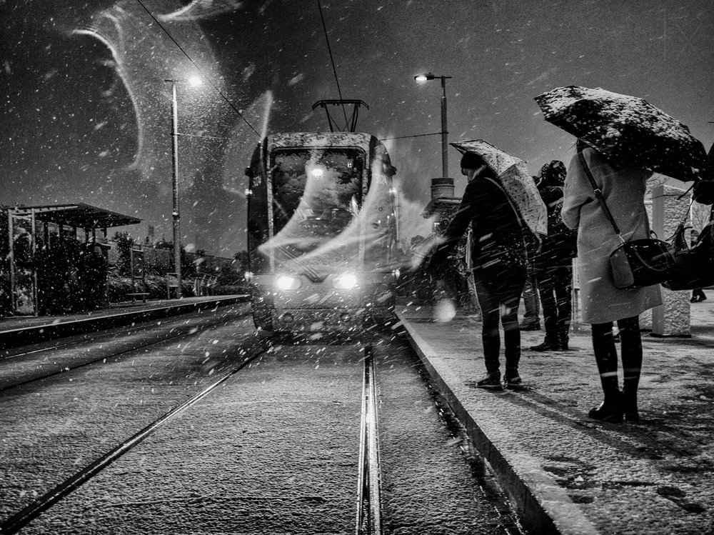 Un tramway sous la neige - Maciej Przeklasa