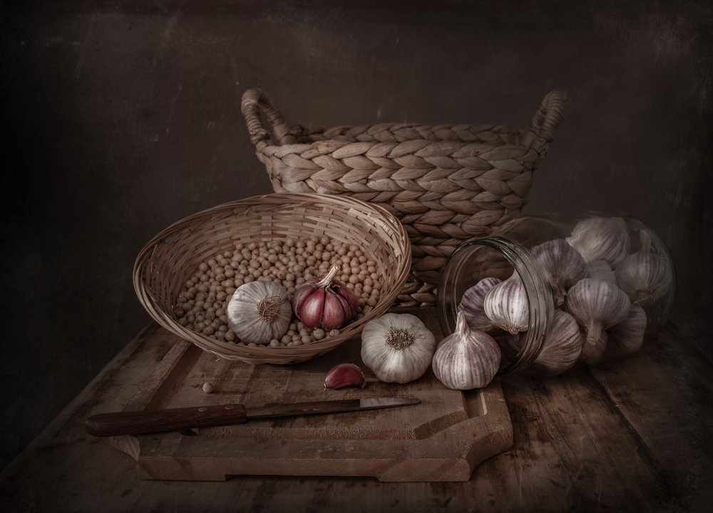 Nature morte rustique aux tons sombres et à l