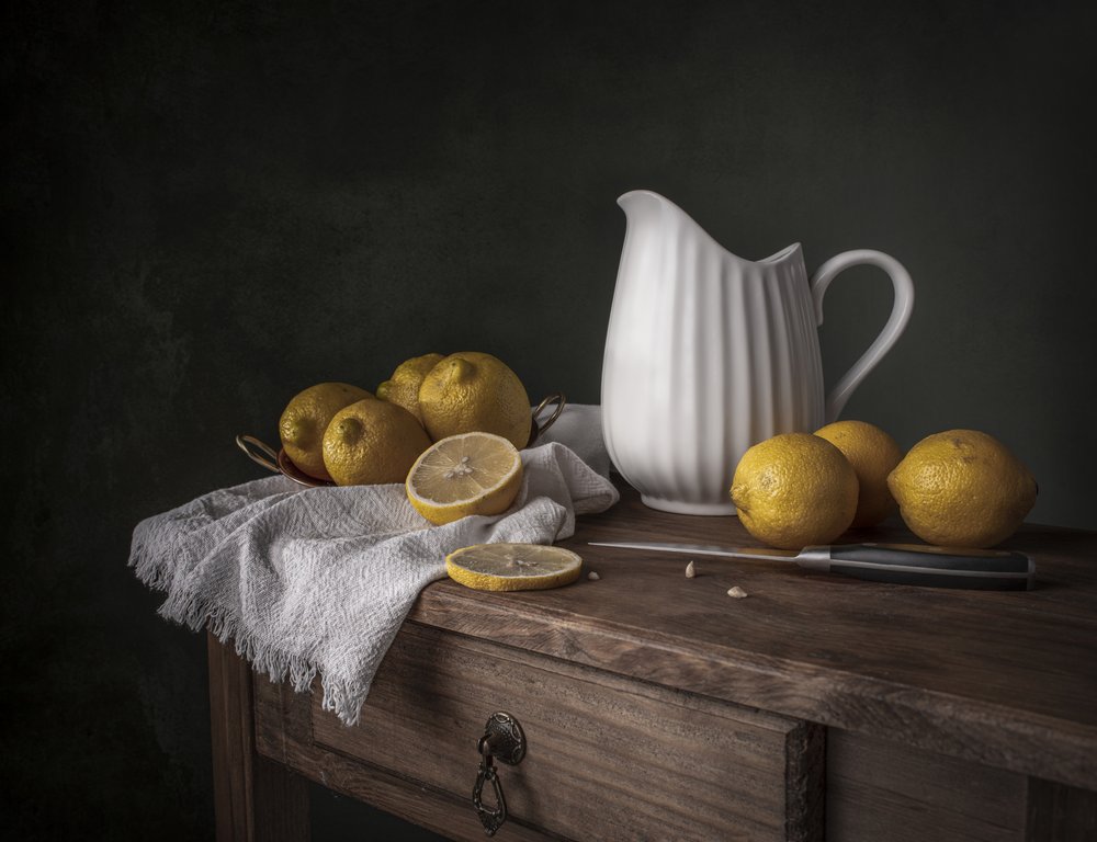 Des citrons frais sur du bois - Margareth Perfoncio