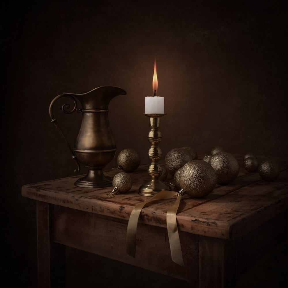 Nature morte à la lueur des bougies dorées - Margareth Perfoncio