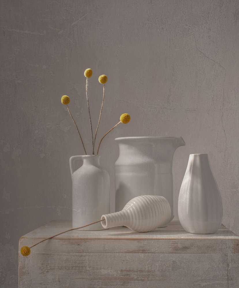 Vases blancs, fleurs jaunes - Margareth Perfoncio