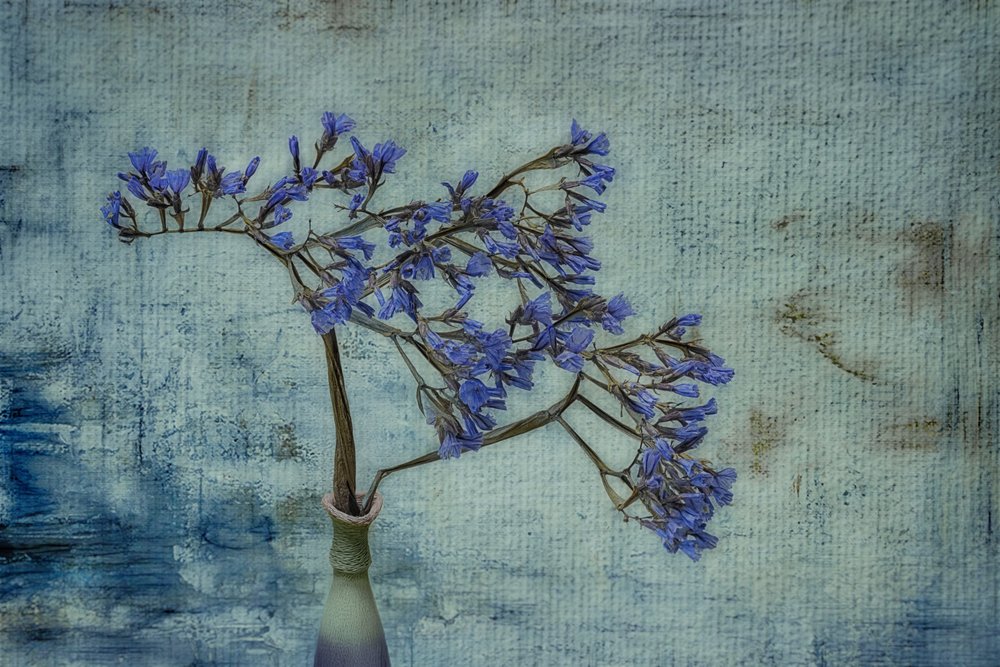 Vase rustique à motifs floraux bleus - Marie-anne Stas
