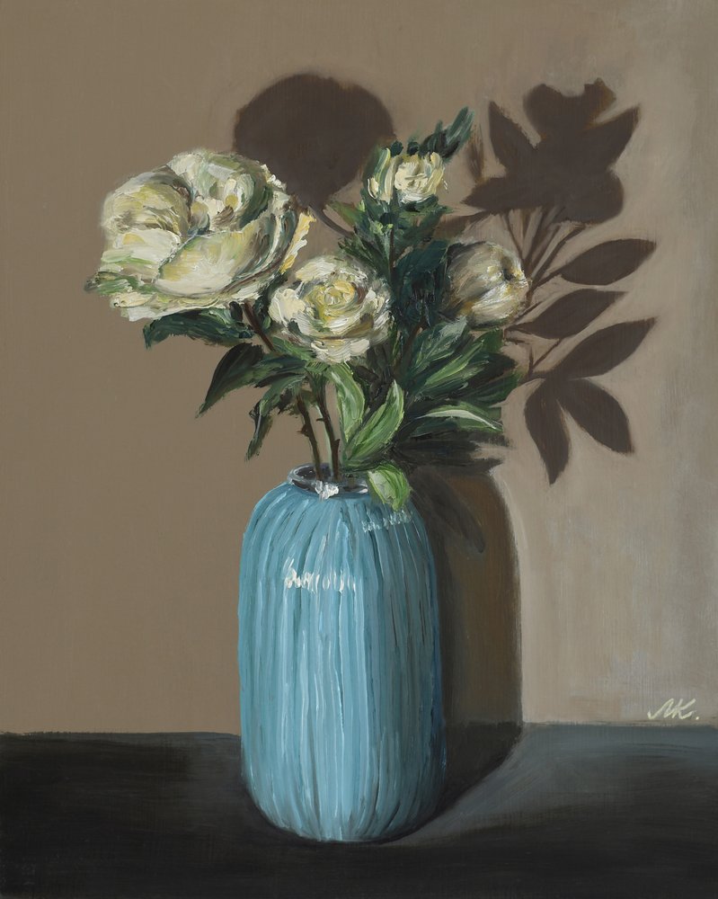 Pivoines blanches dans un vase bleu - Nature morte florale pleine d
