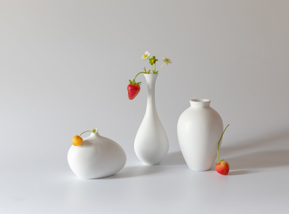 Fraises et vases blancs - May G
