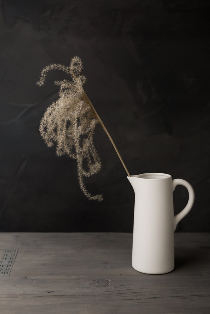 Cruche blanche avec herbe de la pampa - Mayra Pama