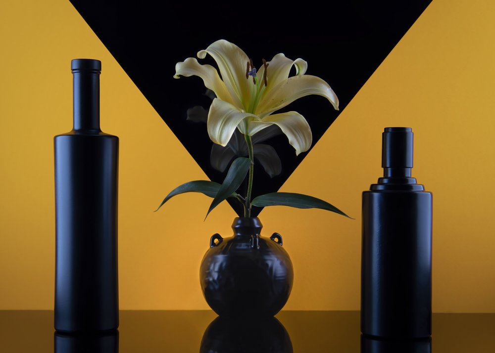 Nature morte au lys « Black Gold » - Ming Chen