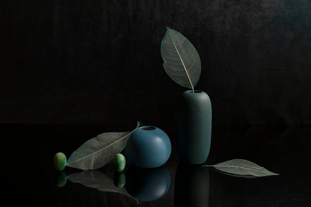 Nature morte élégante avec des vases bleus - Ming Chen