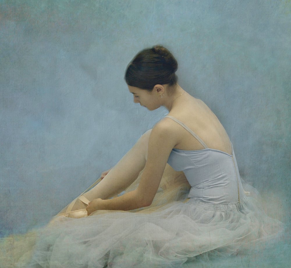 Ballerine nouant ses chaussons de pointe - Rachel Pansky