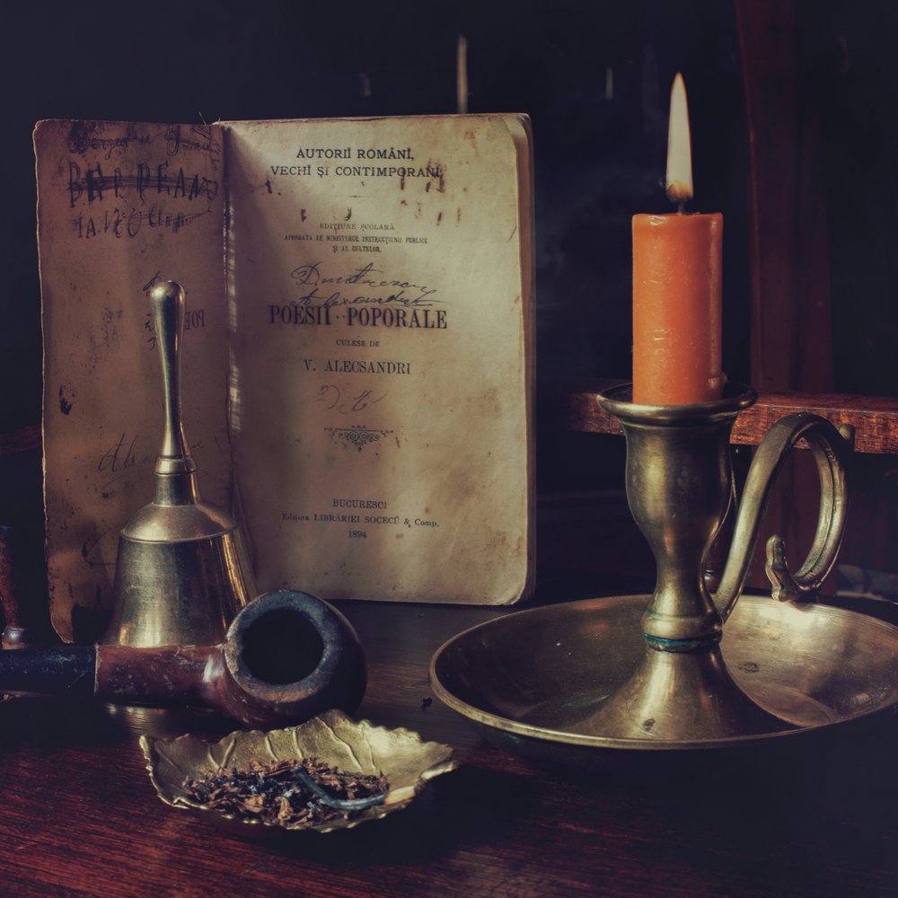 Livre ancien et bougie - Rucsandra Silvia Calin