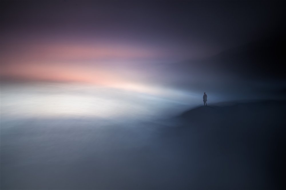 Une silhouette solitaire dans la brume - Santiago Pascual Buye