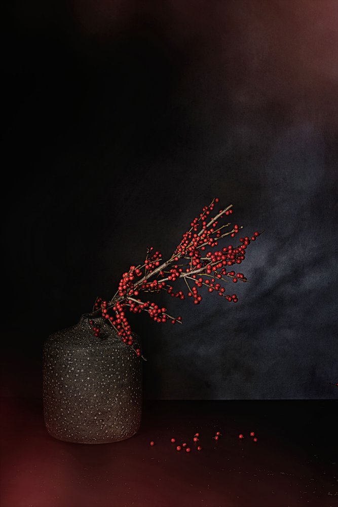Baies pourpres dans un vase - Saskia Dingemans