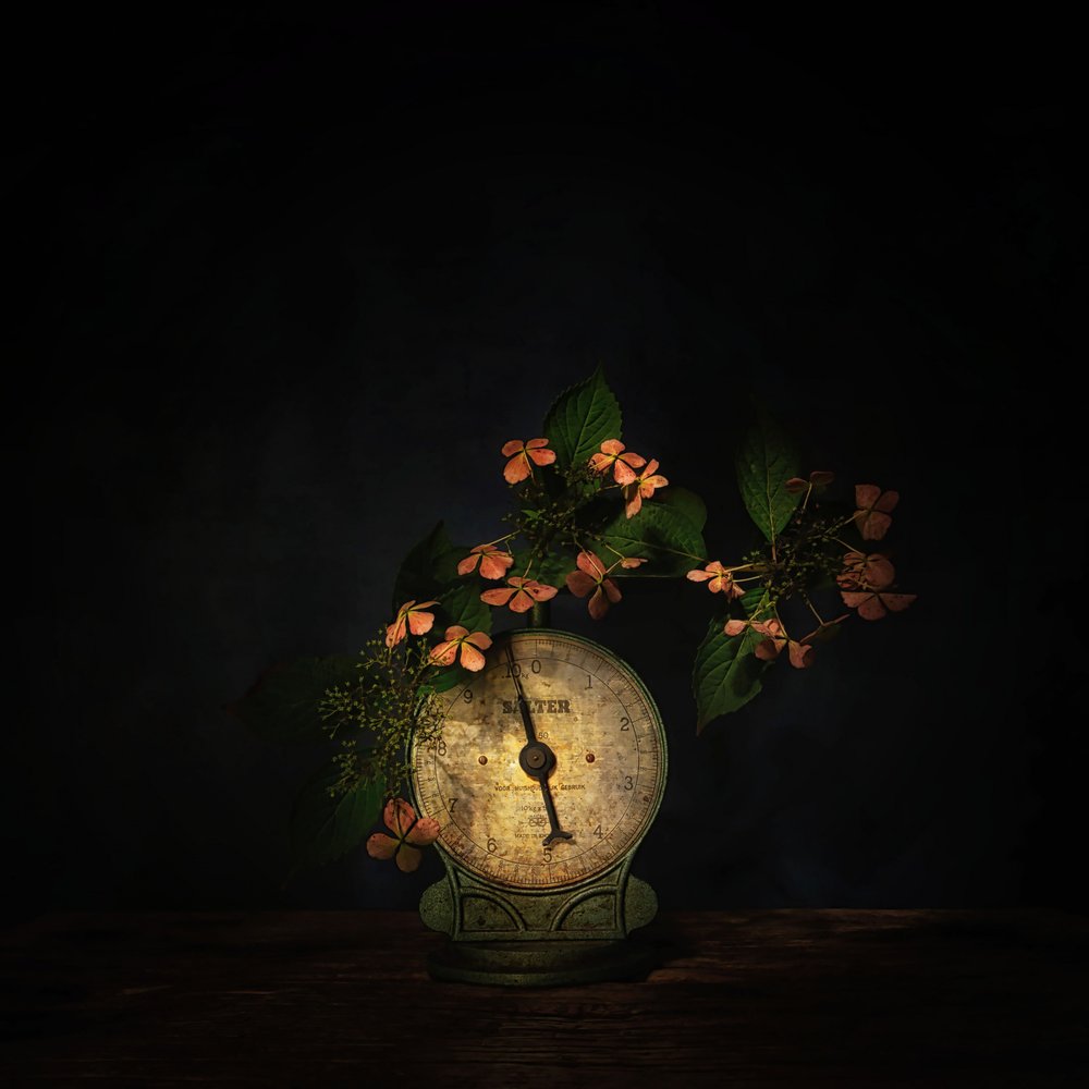 Nature morte florale sombre à l
