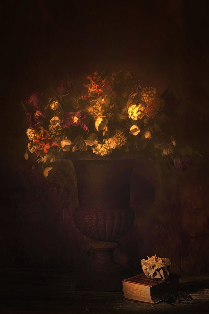 Nature morte florale dorée - Saskia Dingemans