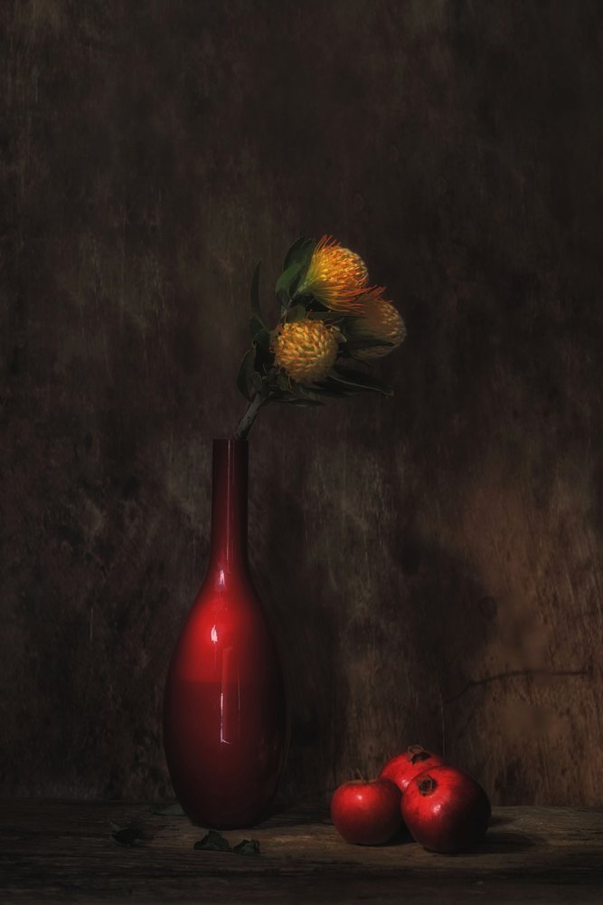Nature morte florale avec un vase rouge - Saskia Dingemans