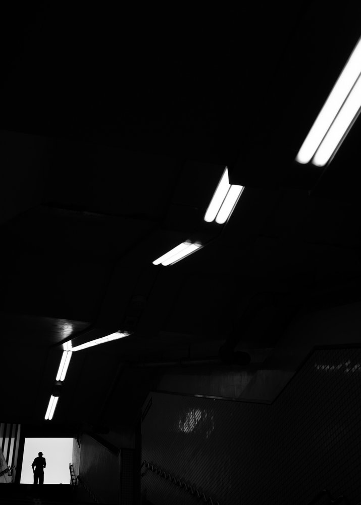 Un tunnel sombre, une sortie lumineuse - Satoshi Hata
