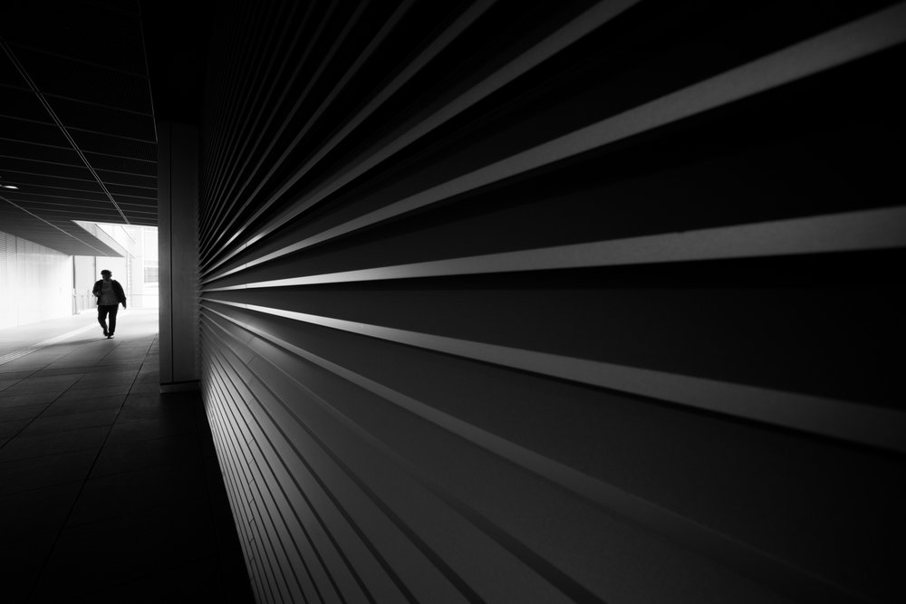 Une silhouette solitaire dans un tunnel - Satoshi Hata
