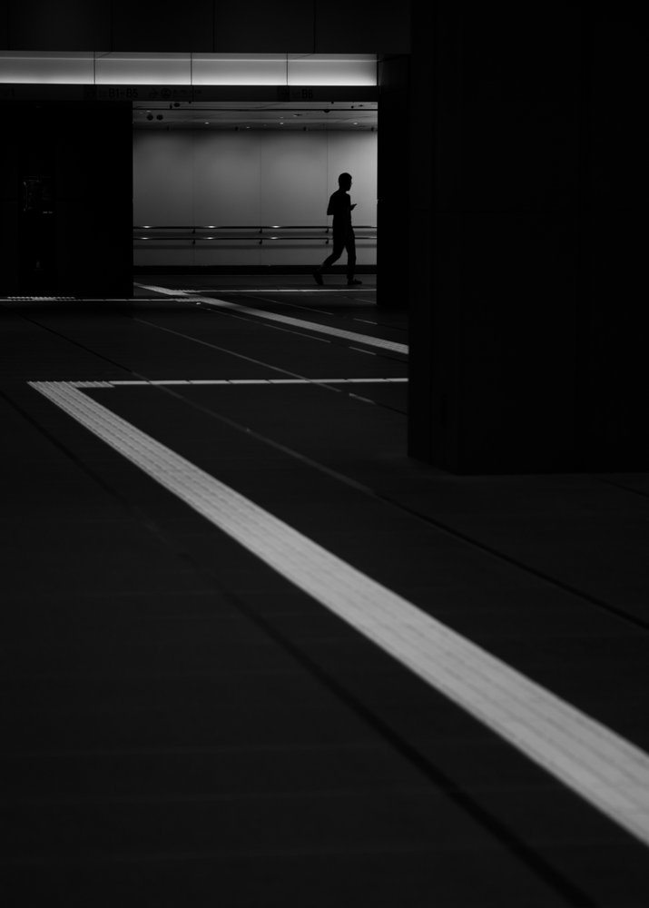 Une silhouette solitaire dans le passage souterrain - Satoshi Hata