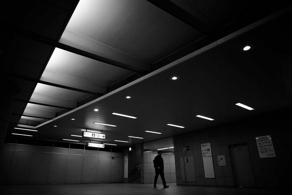 Un homme seul qui marche - Satoshi Hata