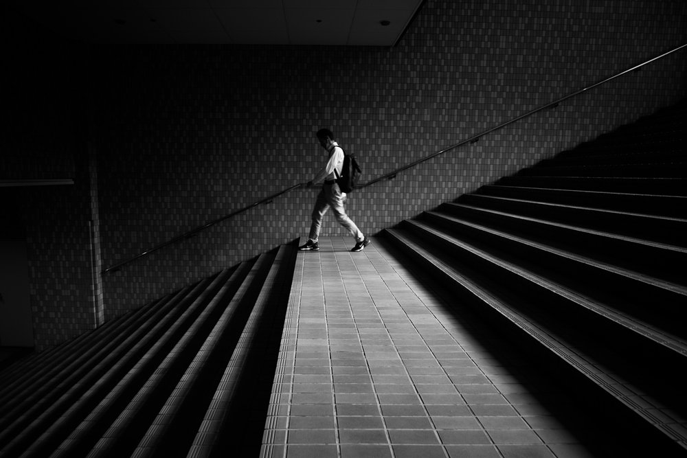 Un homme sur un escalier géométrique - Satoshi Hata