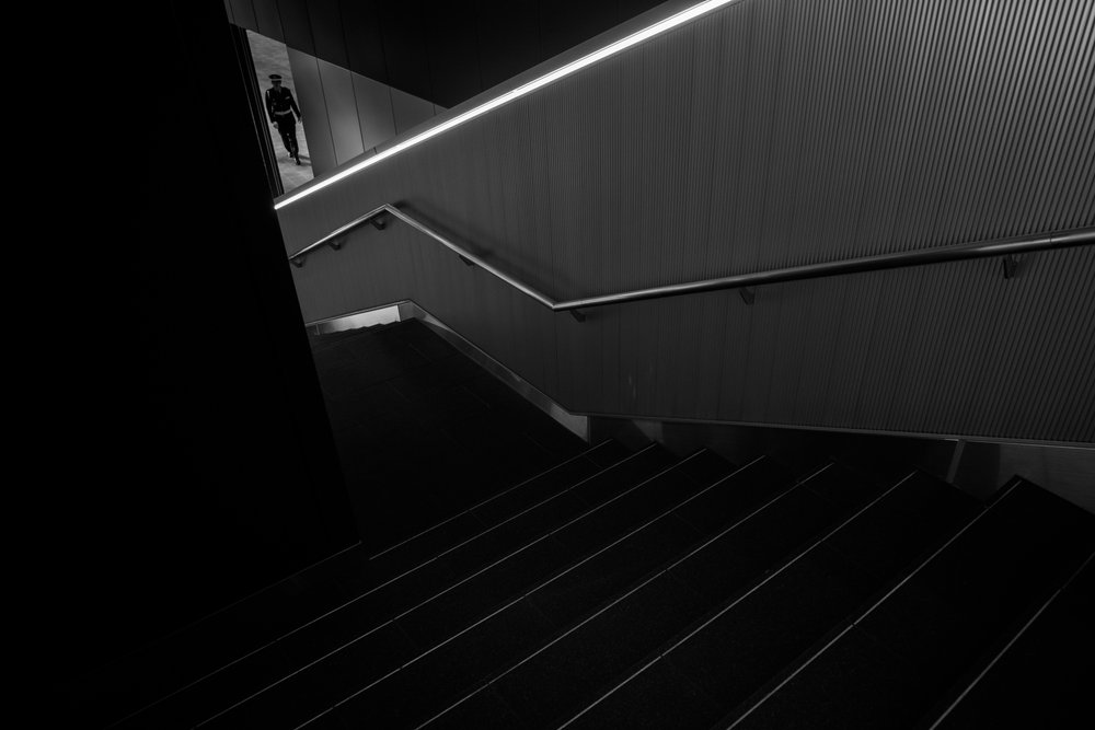 Un homme dans un escalier moderne - Satoshi Hata