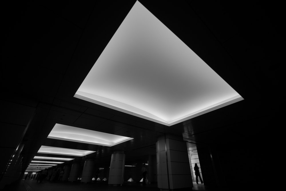 Tunnel lumineux moderne - Satoshi Hata
