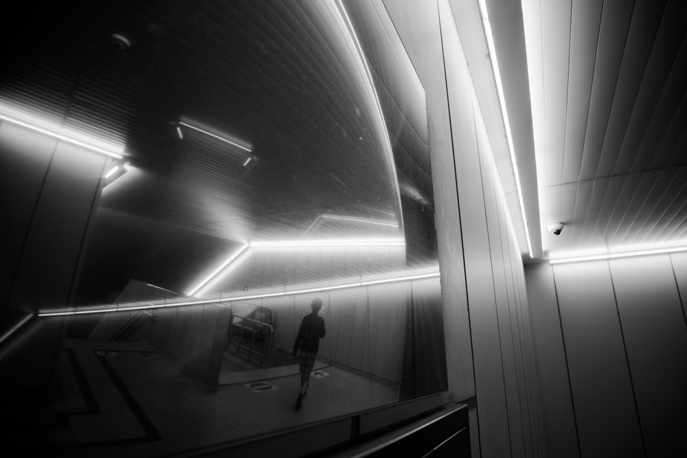 Silhouette solitaire dans un couloir moderne - Satoshi Hata