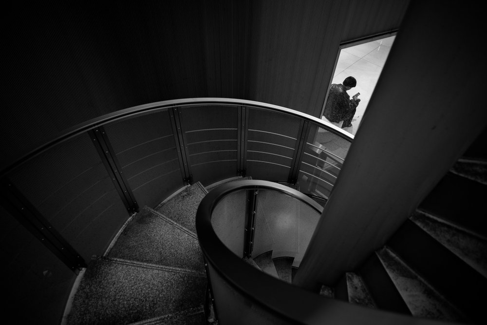 Une silhouette solitaire dans un escalier en colimaçon - Satoshi Hata