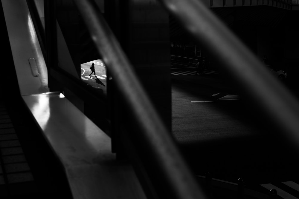 Une silhouette solitaire qui marche - Satoshi Hata