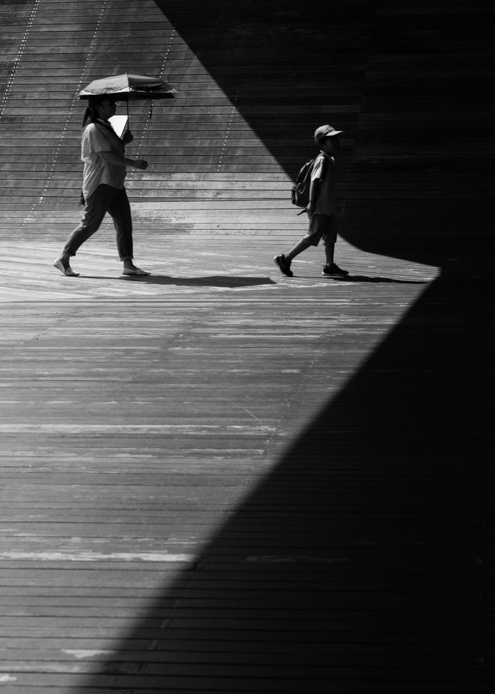 Marcher entre ombre et lumière - Satoshi Hata