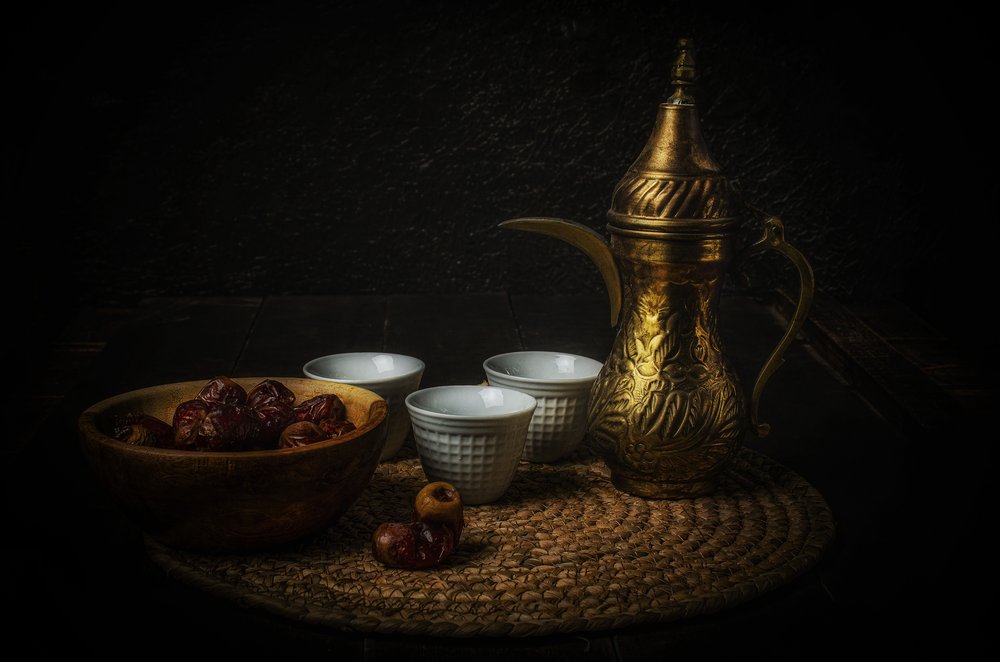 Café arabe et dattes - Yasmin Elsharma