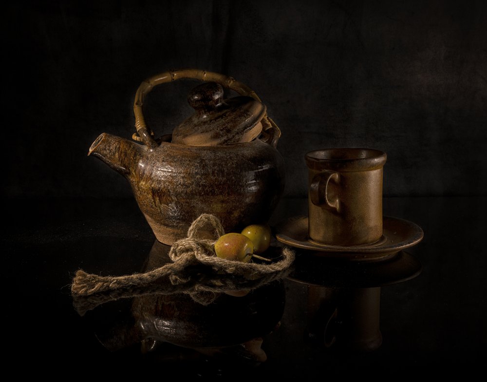 Nature morte avec théière aux tons terreux - larryliu