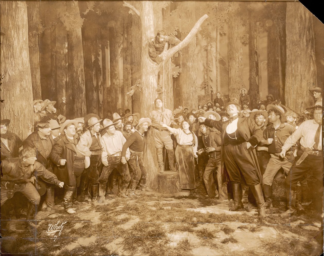 Scène de La fanciulla del West de Puccini (1858-1924), 1910 (photo sépia) - Unknown