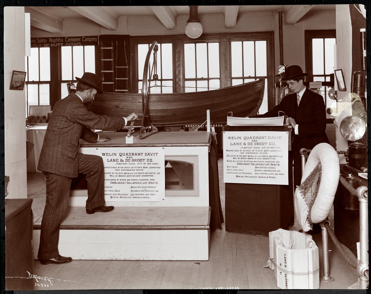 Exposition de canots de sauvetage par la Welin Quadrant Davit Co. et Lane und De Groot Co. au Musée des appareils de sécurité de l