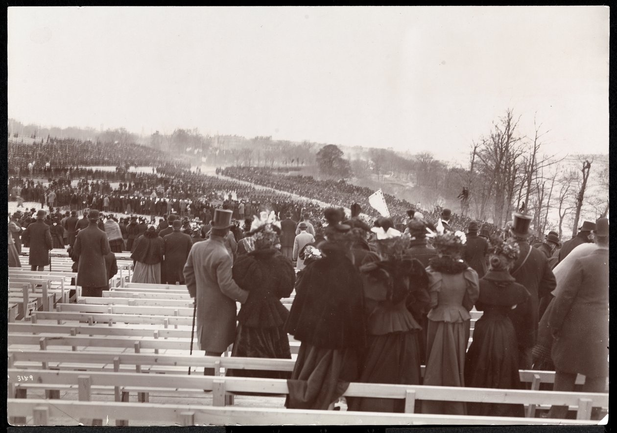 Vue des gradins de la foule et de la procession associée à la dédicace du tombeau de Grant sur Riverside Drive, probablement le 27 avril 1897, New York - Byron Company