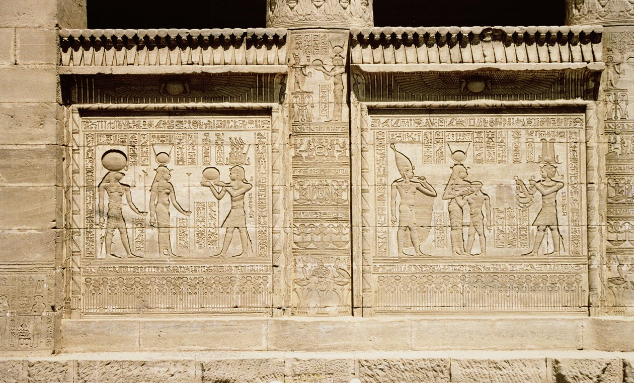 Deux reliefs représentant, à gauche, un pharaon faisant une offrande à Hathor et Horus et, à droite, Hathor allaitant le jeune Ihy avec un deuxième Ihy portant la couronne blanche de la Haute-Égypte derrière lui - Greco Roman