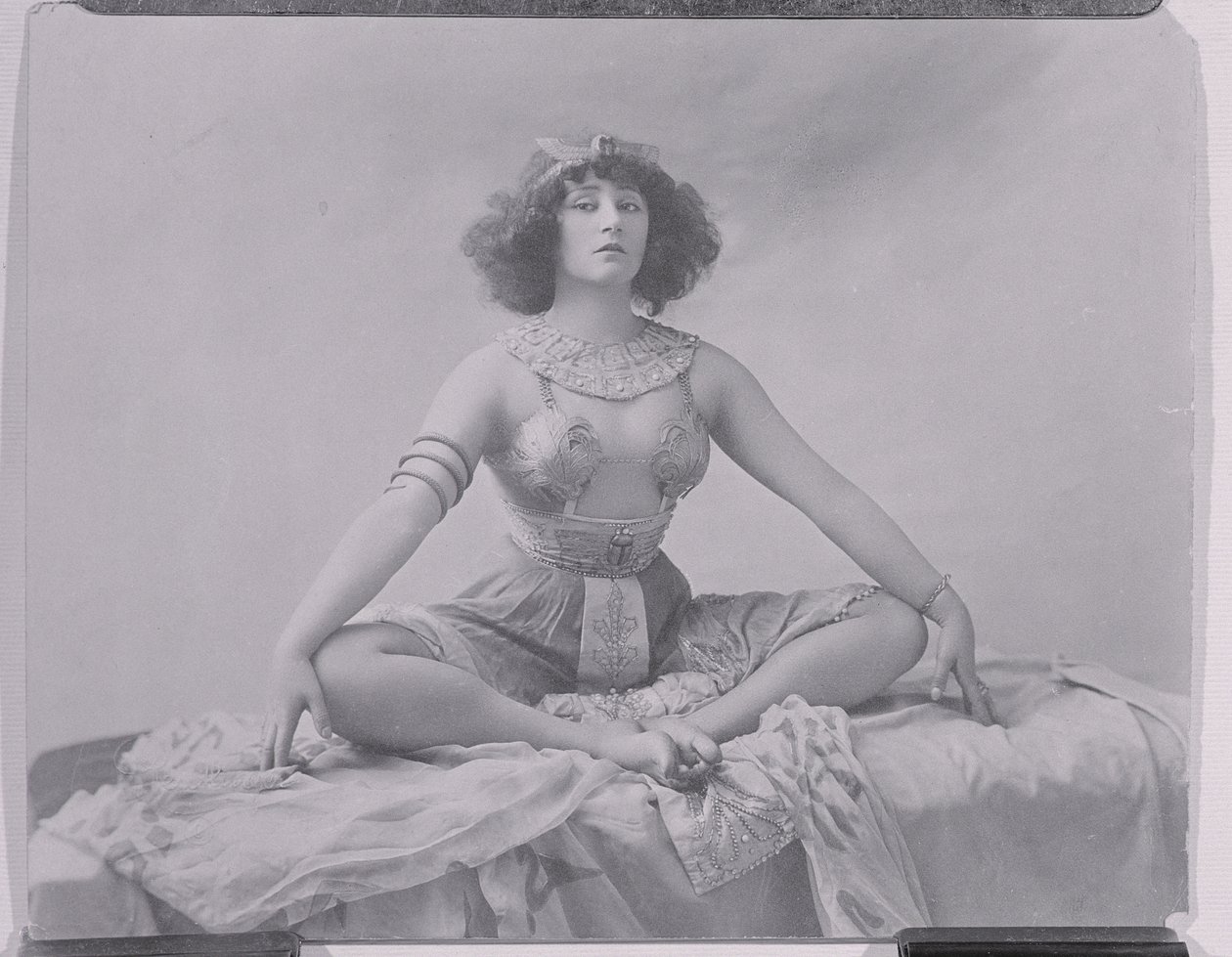 Colette (1873-1954) jouant dans 