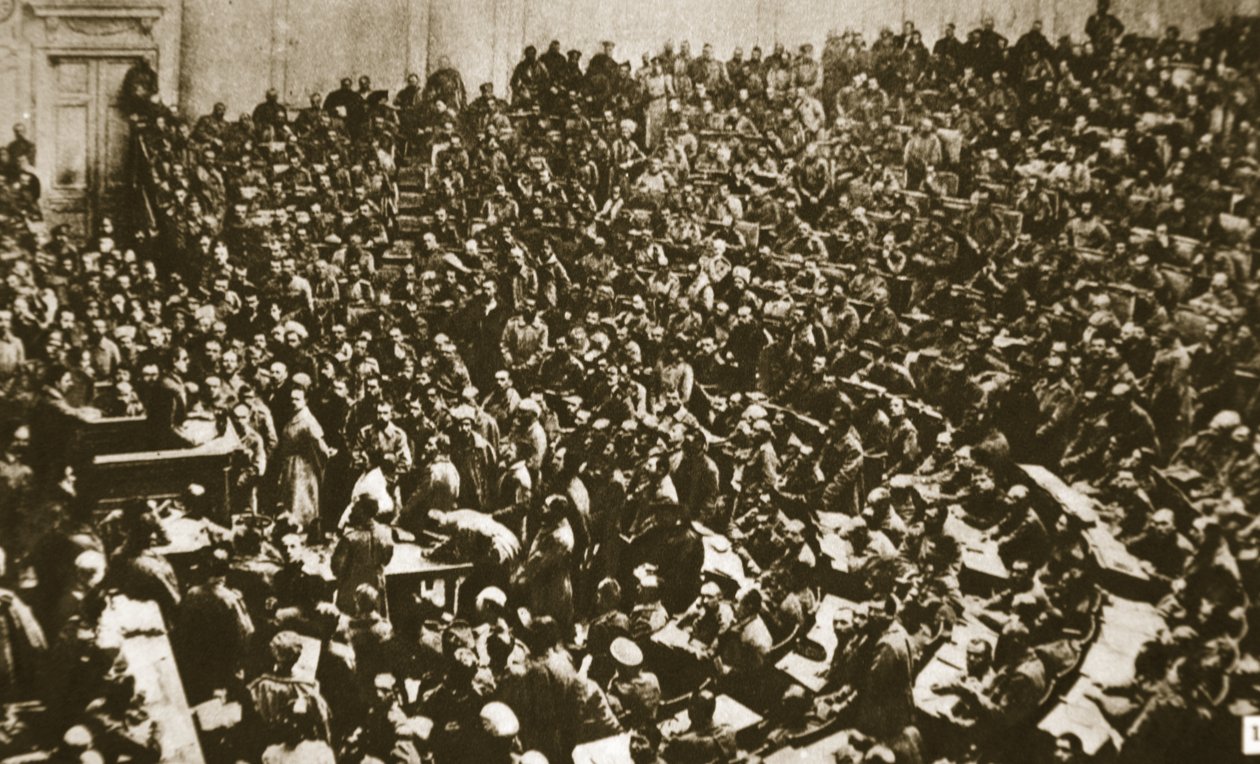 Les ouvriers et les soldats envahissent la Douma, 1917 (photo sépia) - Russian Photographer