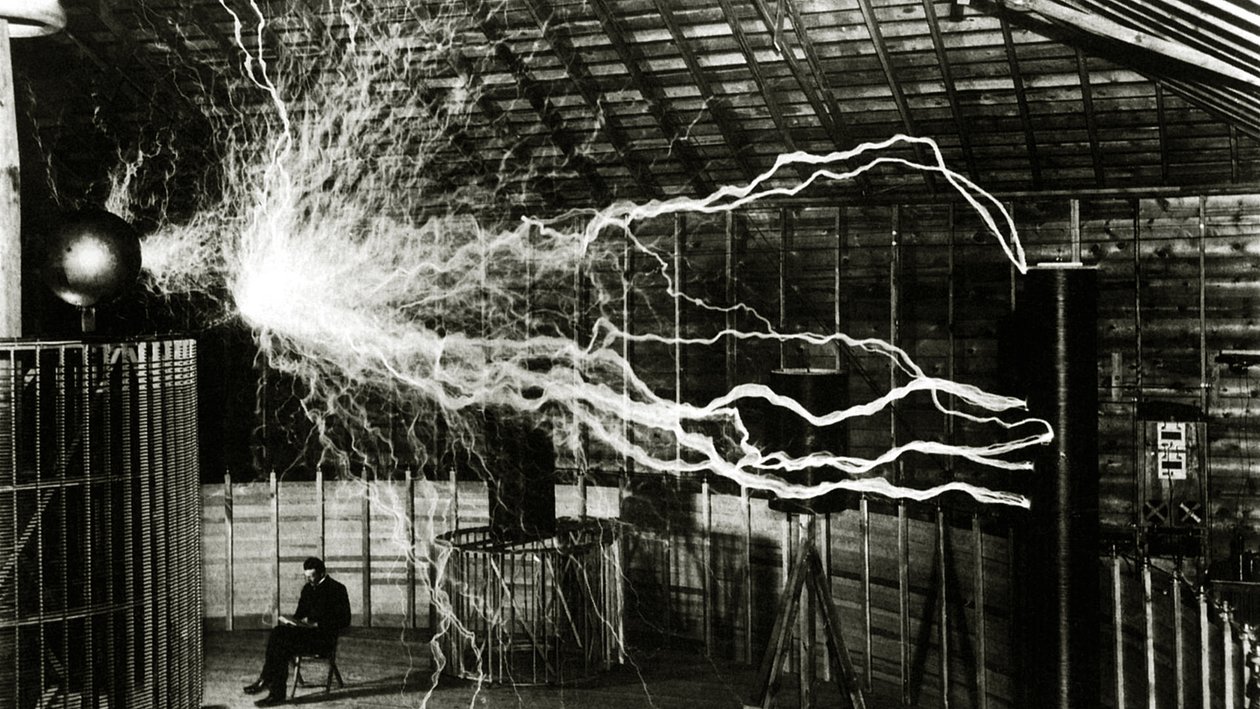 Une photo à exposition multiple de Tesla avec son transmetteur amplifiant, 1899 - Unknown