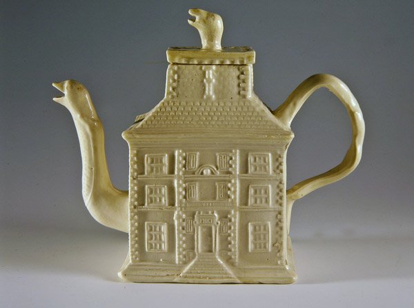 Théière blanche en forme de maison, c.1750 - English School