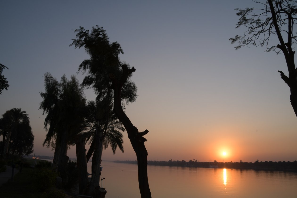 Reflets dorés du coucher de soleil sur une rivière paisible - Albert Mansour
