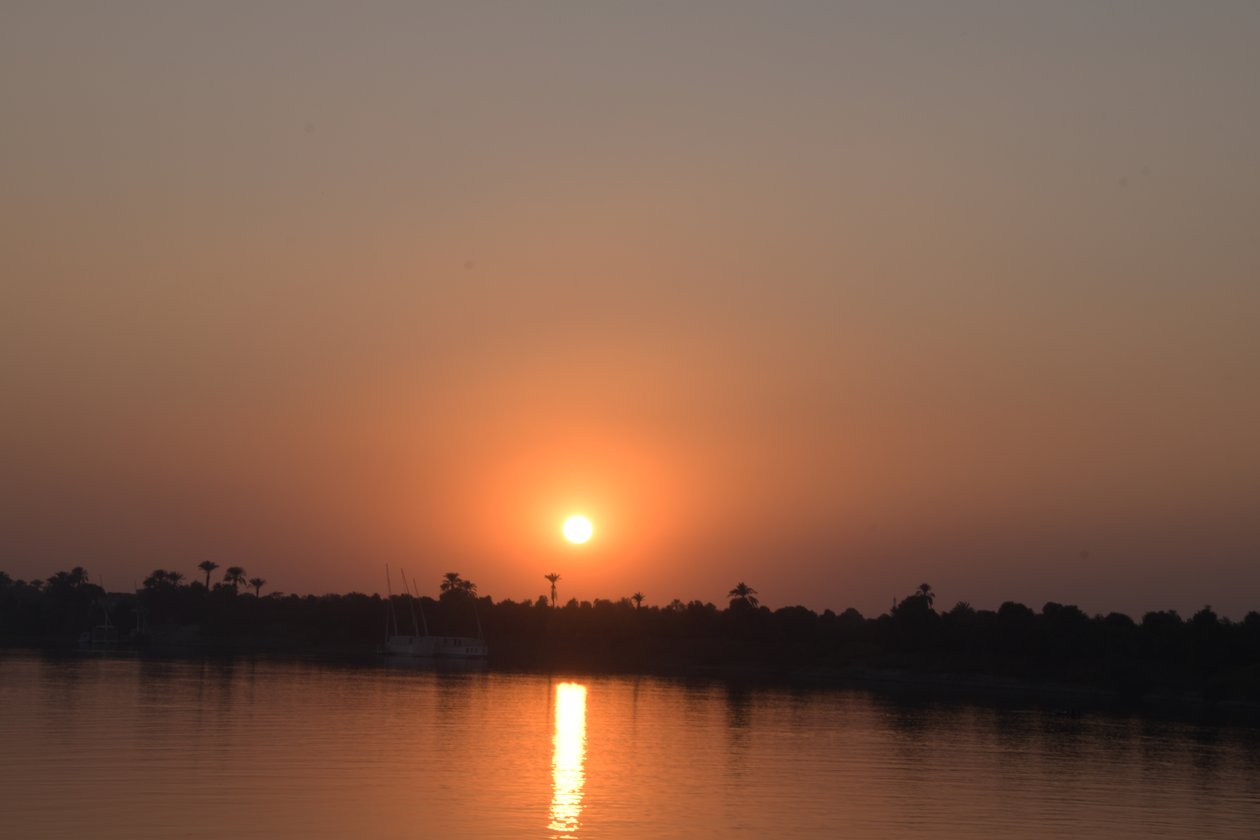 Reflets dorés du coucher de soleil sur une rivière paisible - Albert Mansour