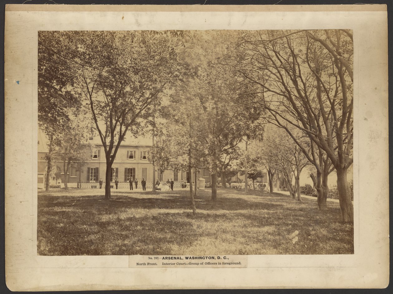 N° 242. Arsenal, Washington, D.C., façade nord. Cour intérieure. Groupe d