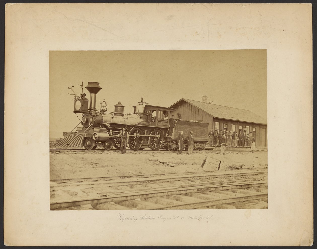 Wyoming Station Engine 23 sur la voie principale [Wyoming]. - A.J. Russell